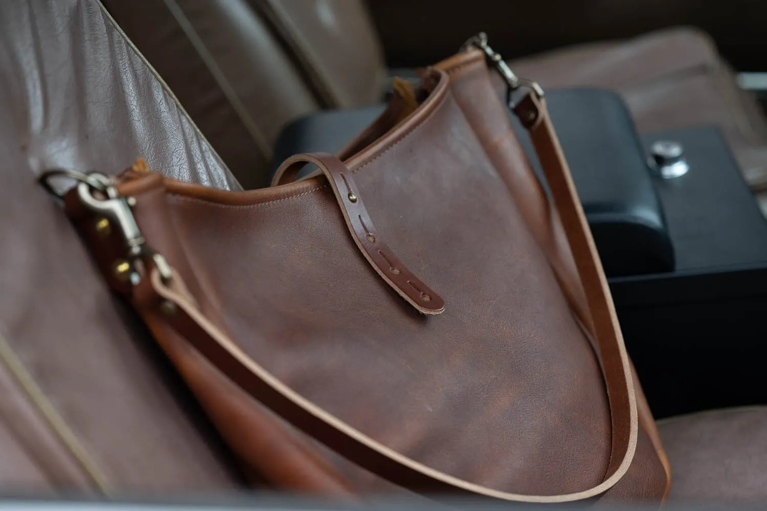 CELESTE LEATHER HOBO BAG - MEDIUM - WHISKY BISON
